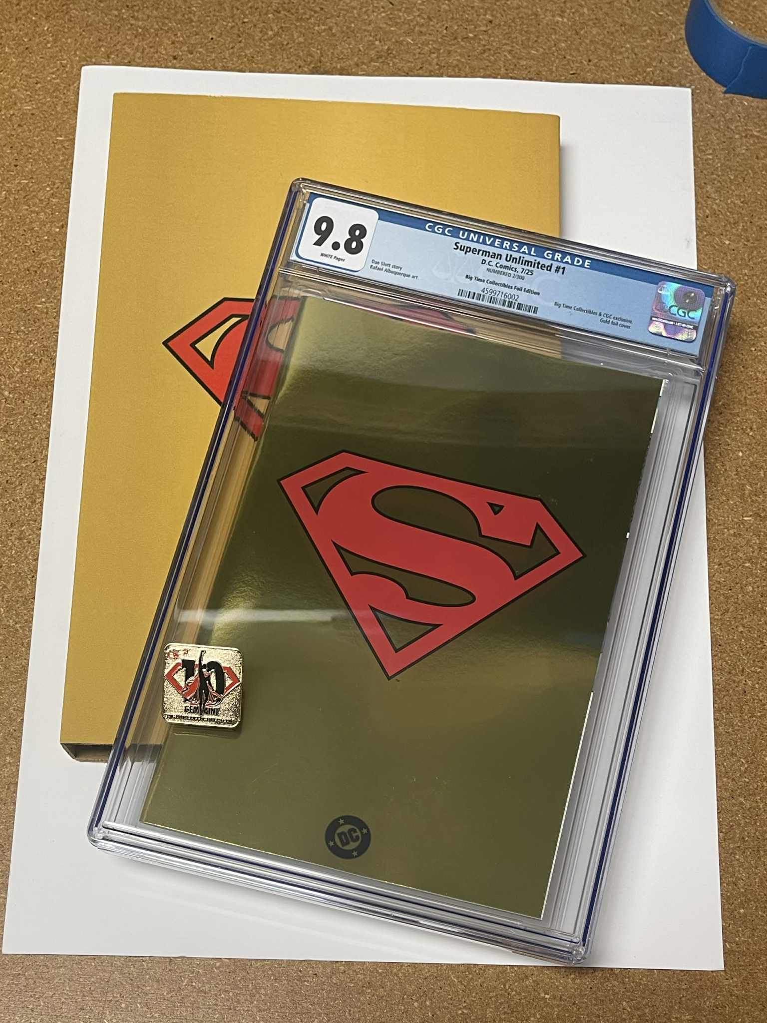 SUPERMAN UNLIMITED #1 GOLD EDITION LIMITED TO 300 CGC 9.8 W/CUSTOM SLEEVE & CGC 10 MAN OF STEEL PIN