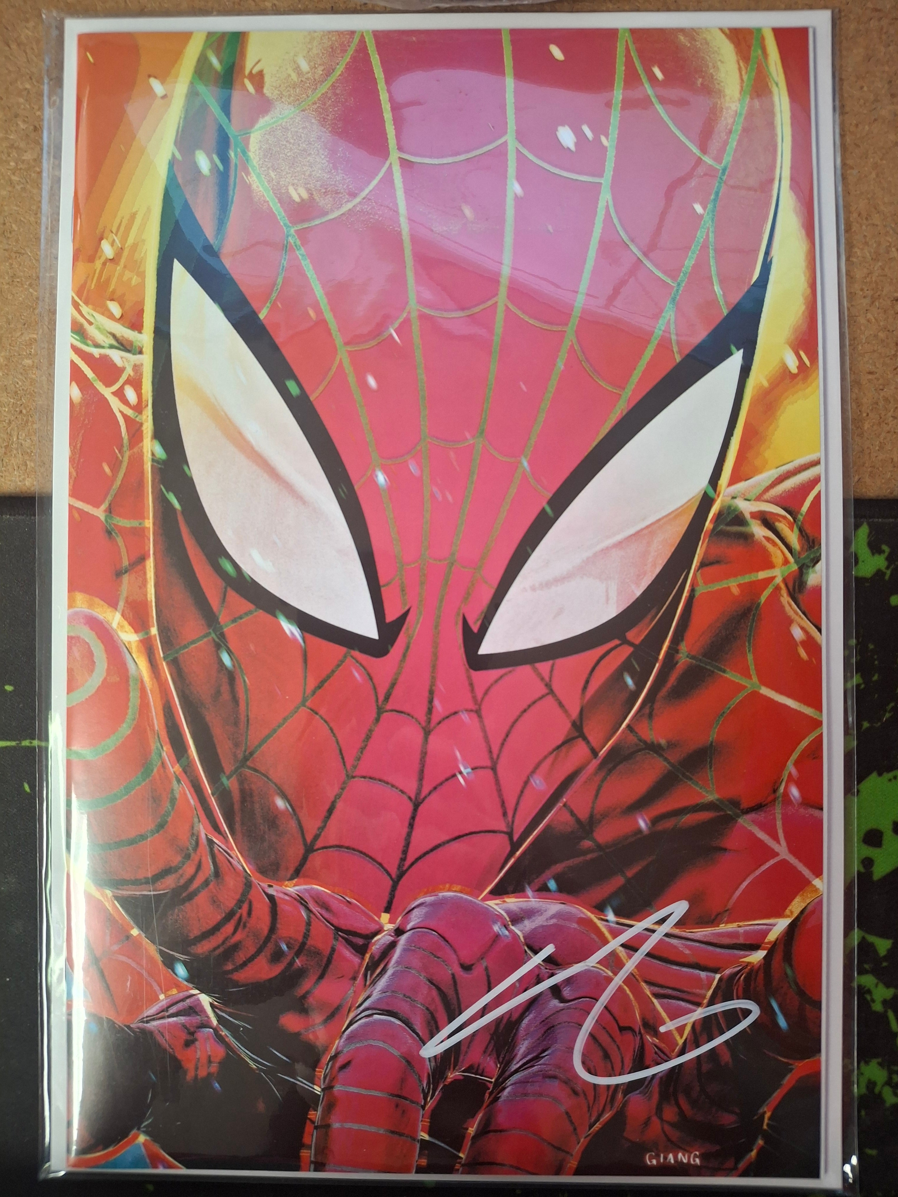ULTIMATE SPIDER-MAN #14 JOHN GIANG VIRGIN VARIANT SIGNED BY JOHN GIANG W/COA (SS8)