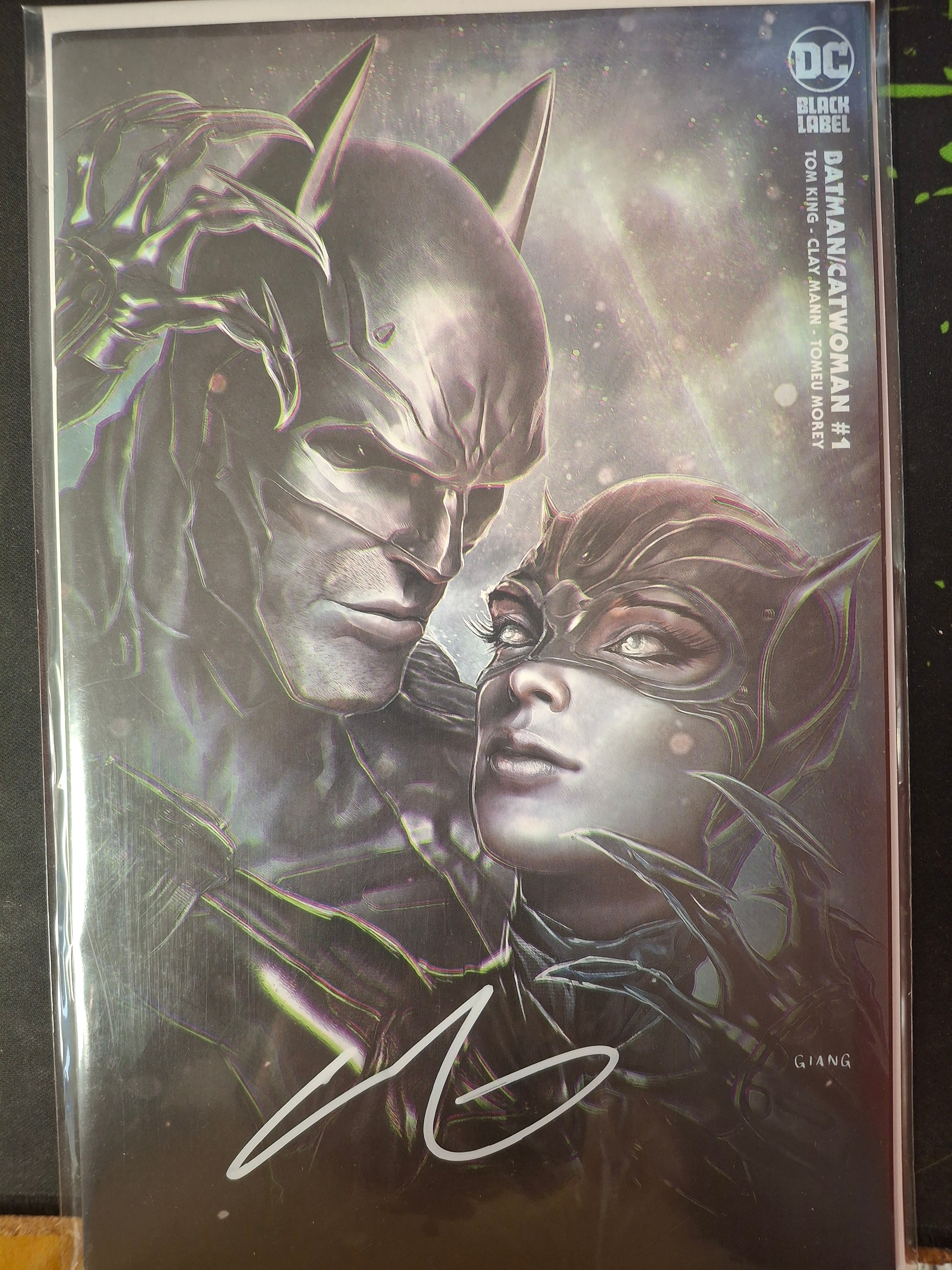 BATMAN CATWOMAN #1 MINIMAL TRADE DRESS SIGNED BY JOHN GIANG WITH COA (SS1)