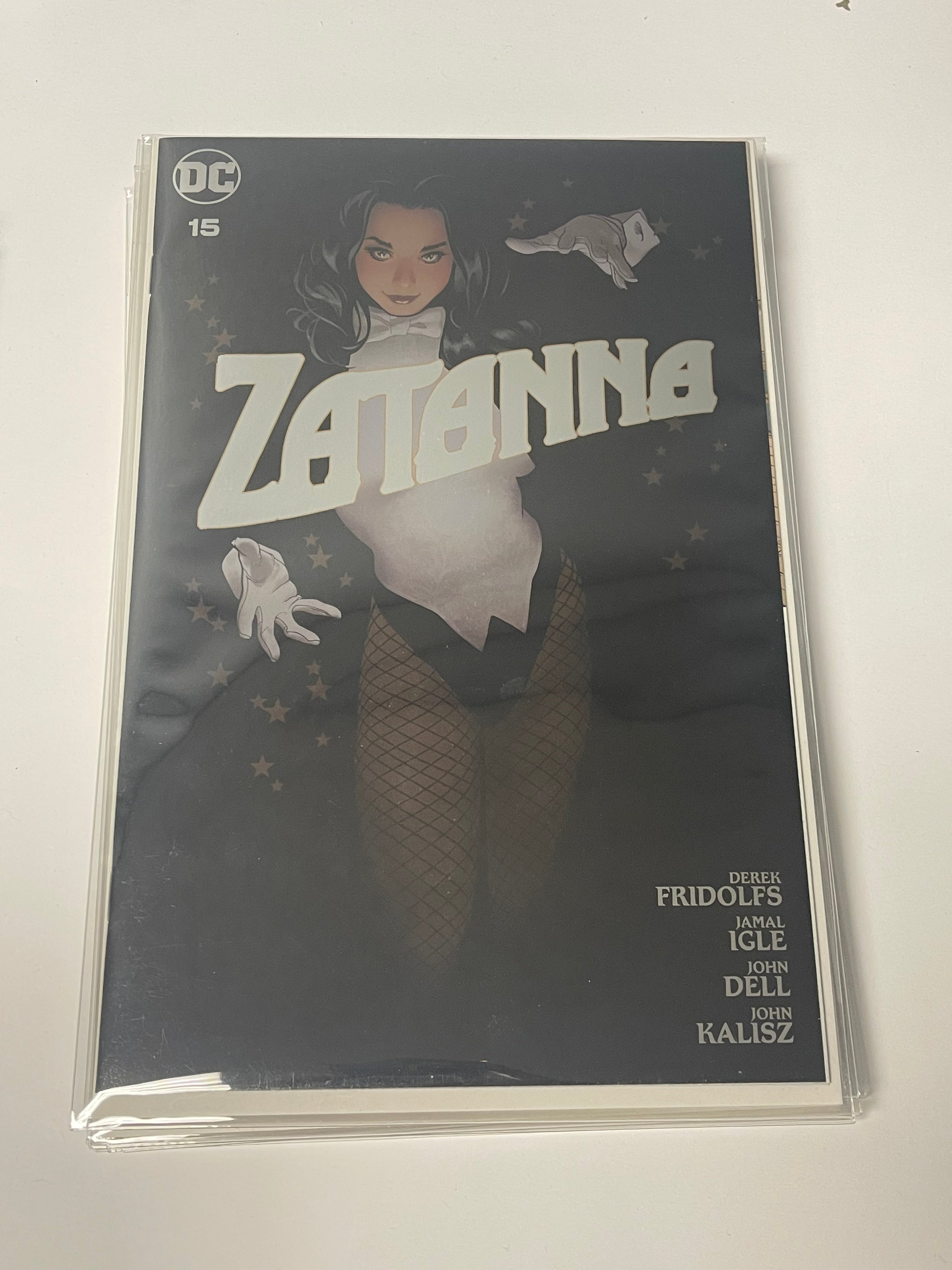 ZATANNA #15 ADAM HUGHES FOIL EDITION (D11)