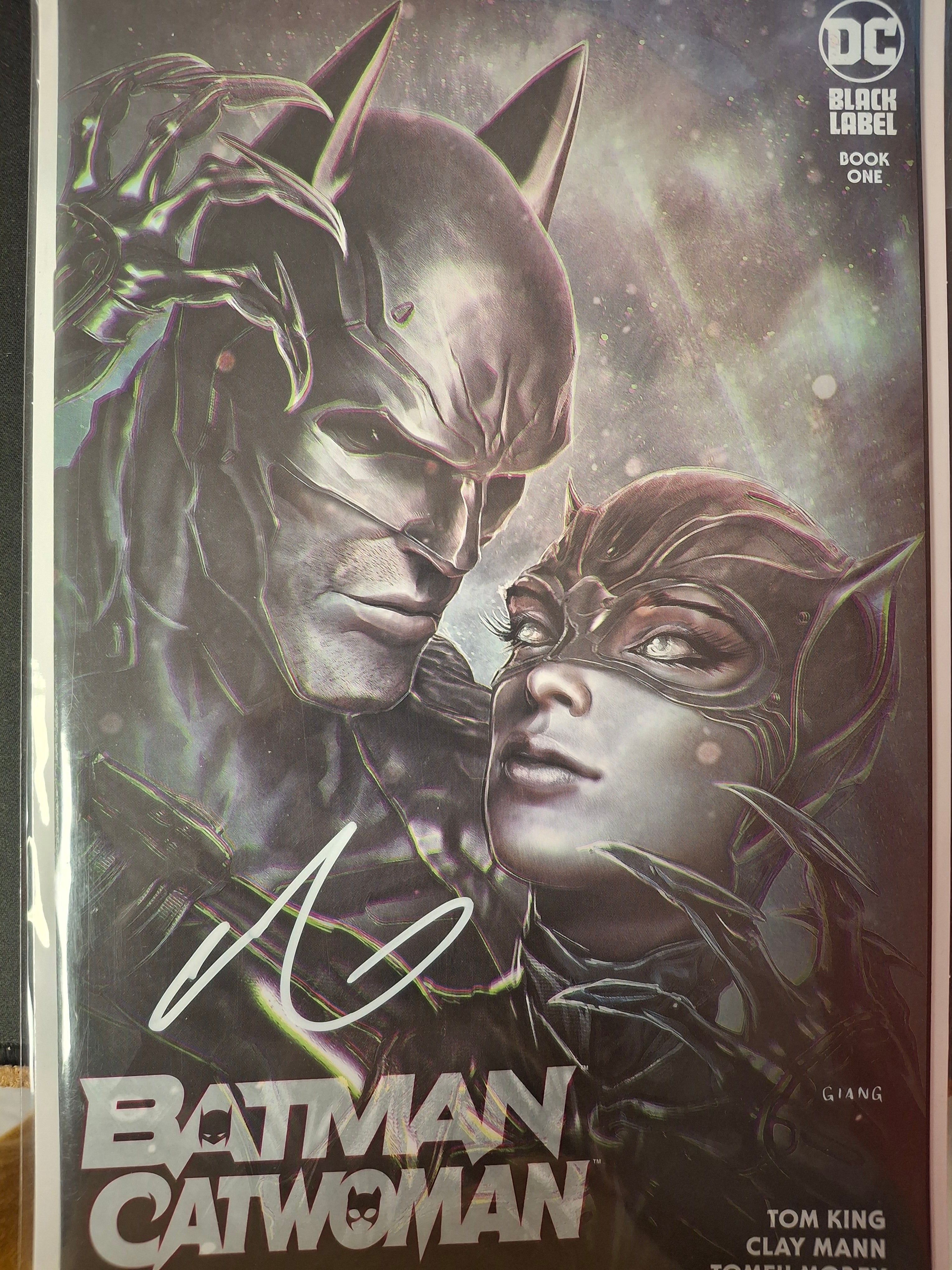 BATMAN CATWOMAN #1 TRADE DRESS SIGNED BY JOHN GIANG WITH COA (SS1)