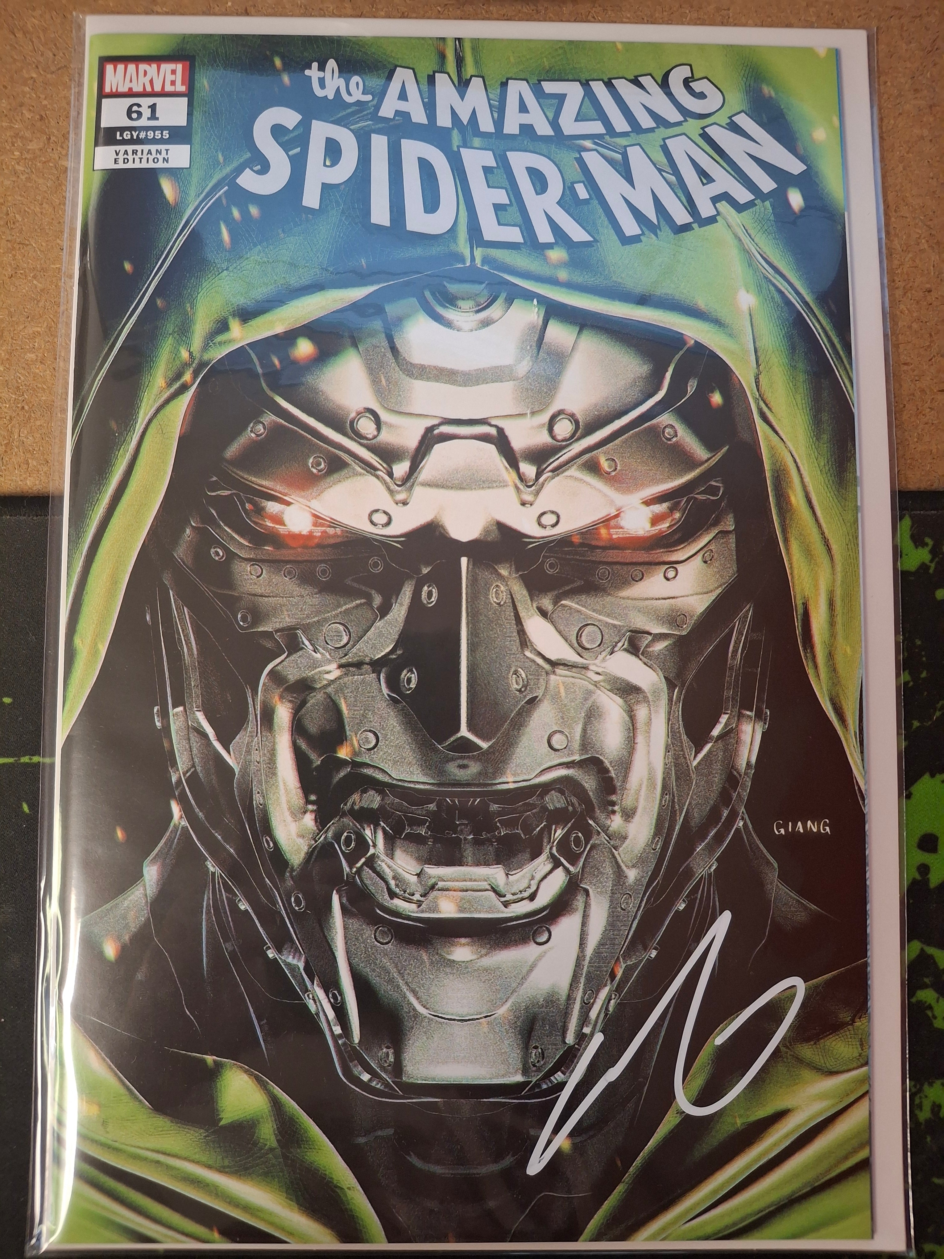 AMAZING SPIDER-MAN #61 JOHN GIANG TRADE DRESS SIGNED BY JOHN GIANG W/COA (SS8)